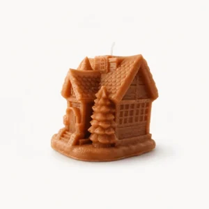 Bougie sculptée en forme de chalet avec sapin, couleur caramel