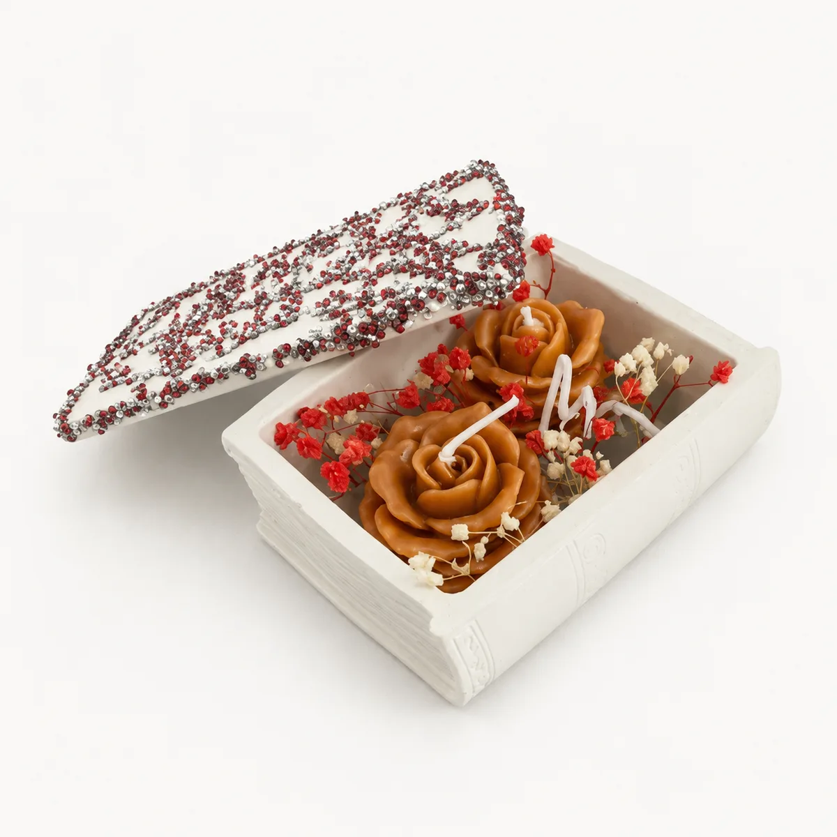 Coffret de bougies en forme de roses caramel dans un écrin blanc fleuri