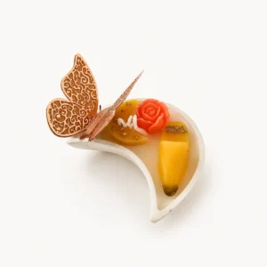 Bougie coupelle coquillage avec papillon doré filigrane et petite rose