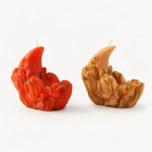 Deux bougies en forme de bourgeon de lotus, rouge et beige