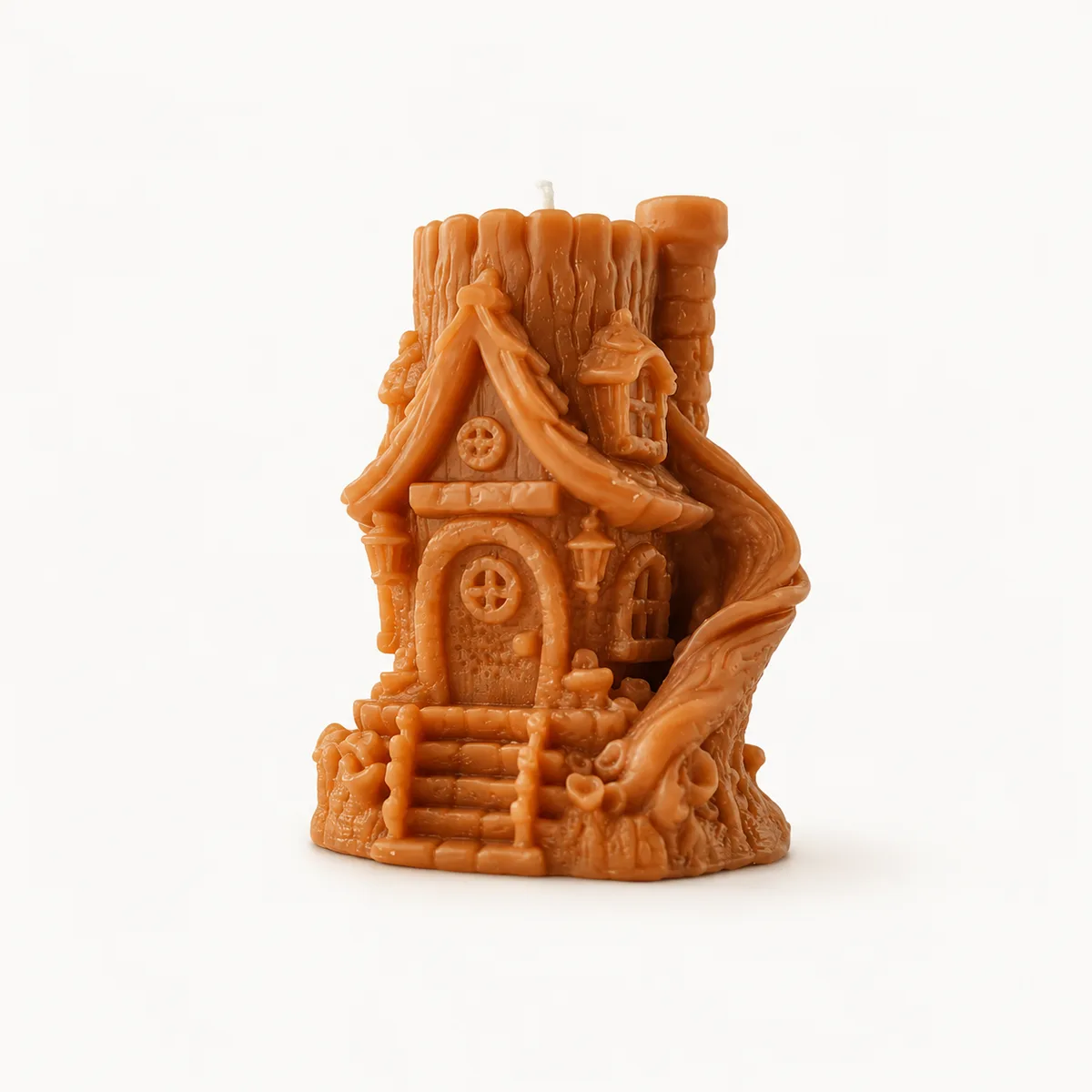 Bougie sculptée en forme de chaumière féerique nichée dans un arbre, couleur caramel