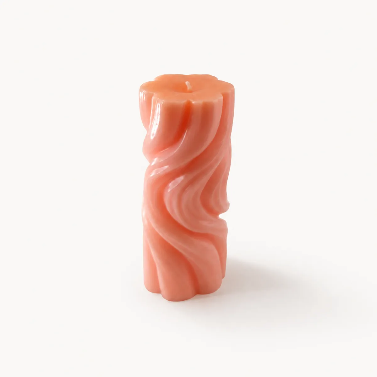 Bougie pilier torsadée drapée de couleur rose corail