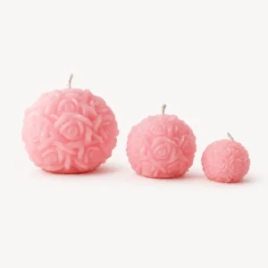Trois bougies boule couvertes de roses sculptées roses, en trois tailles