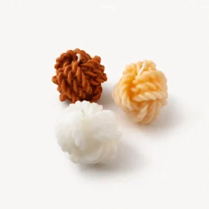 Trio de bougies en forme de pelotes de laine nouées terracotta crème et blanc