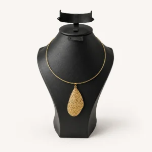 Collier jonc doré — pendentif goutte filigrane
