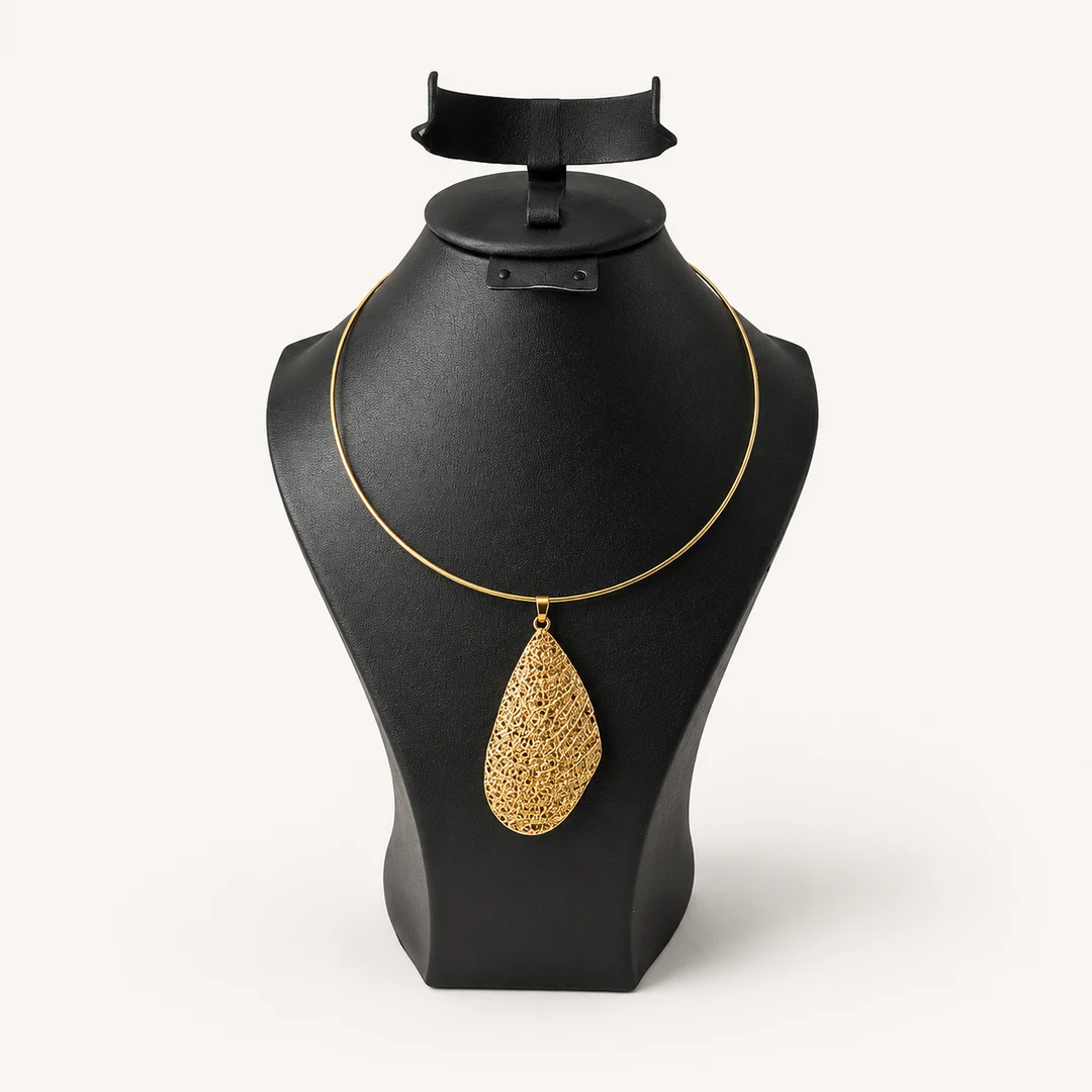 Collier jonc doré — pendentif goutte filigrane