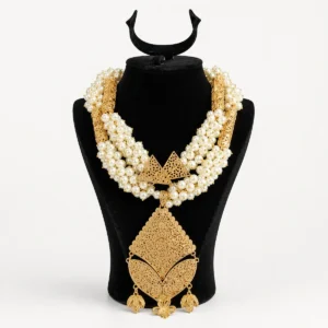 Collier plastron doré à torsades de perles nacrées et grand pendentif filigrane