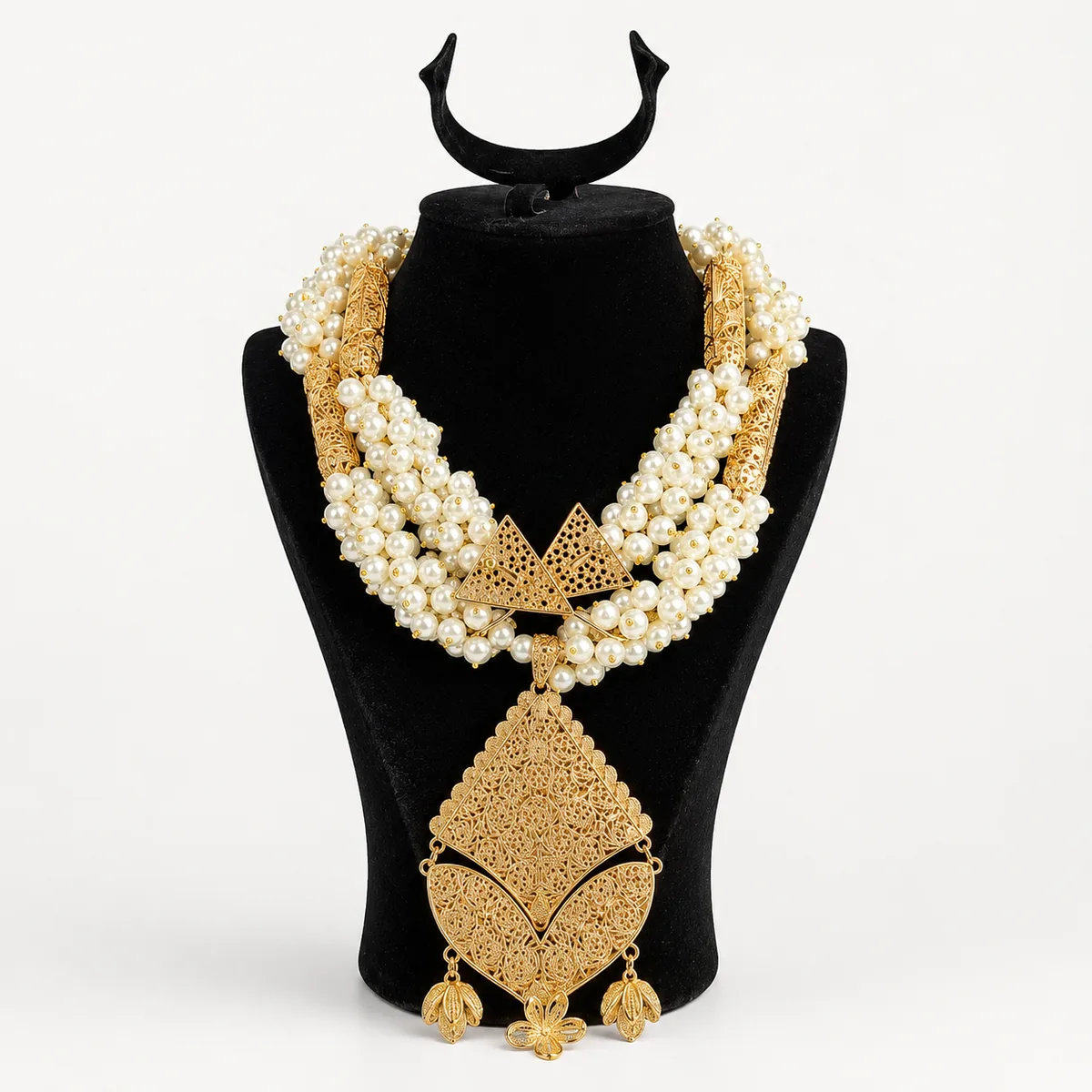 Collier plastron doré à torsades de perles nacrées et grand pendentif filigrane