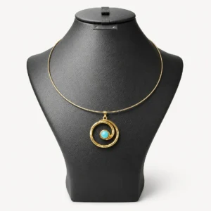 Collier ras-de-cou doré avec pendentif spirale et pierre turquoise
