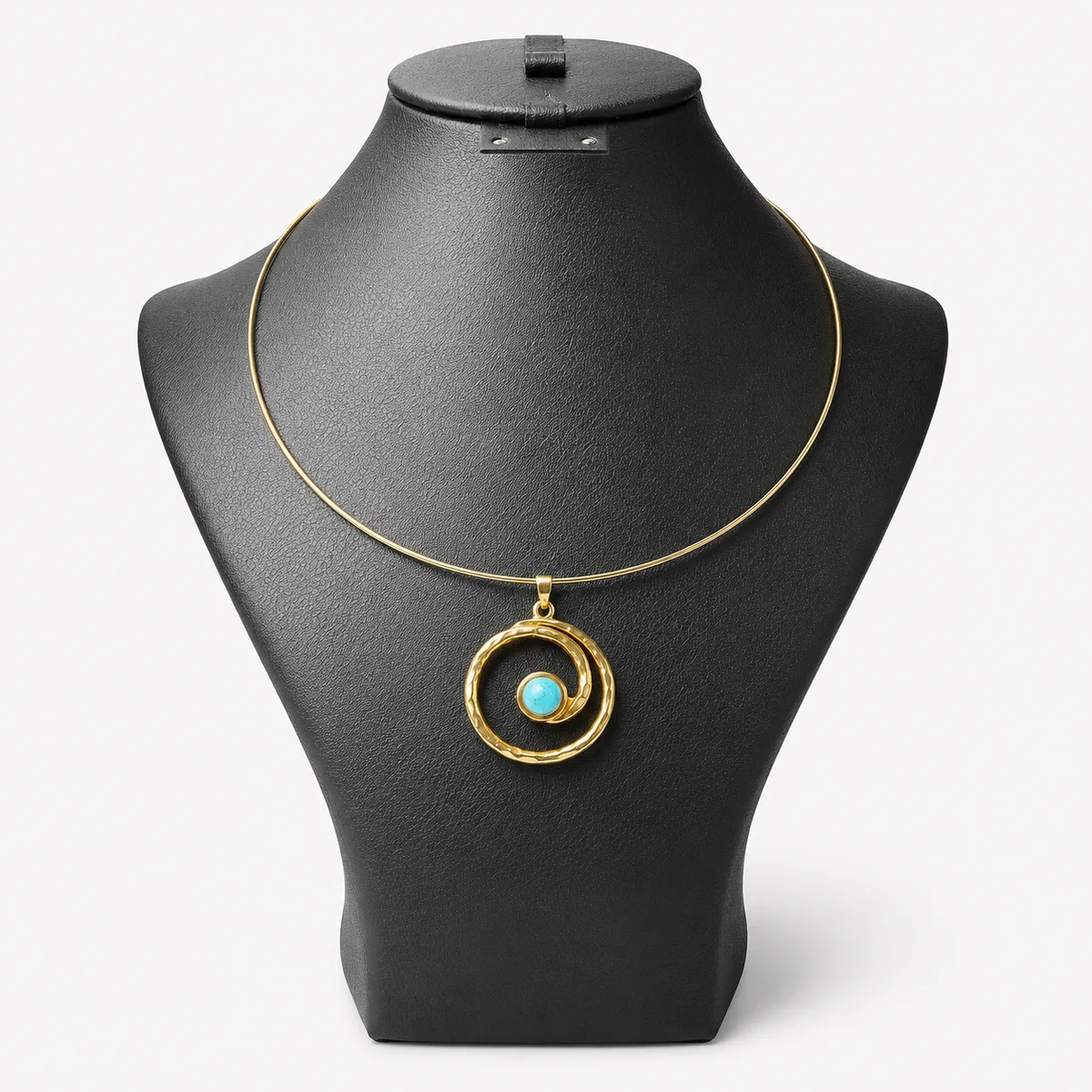 Collier ras-de-cou doré avec pendentif spirale et pierre turquoise