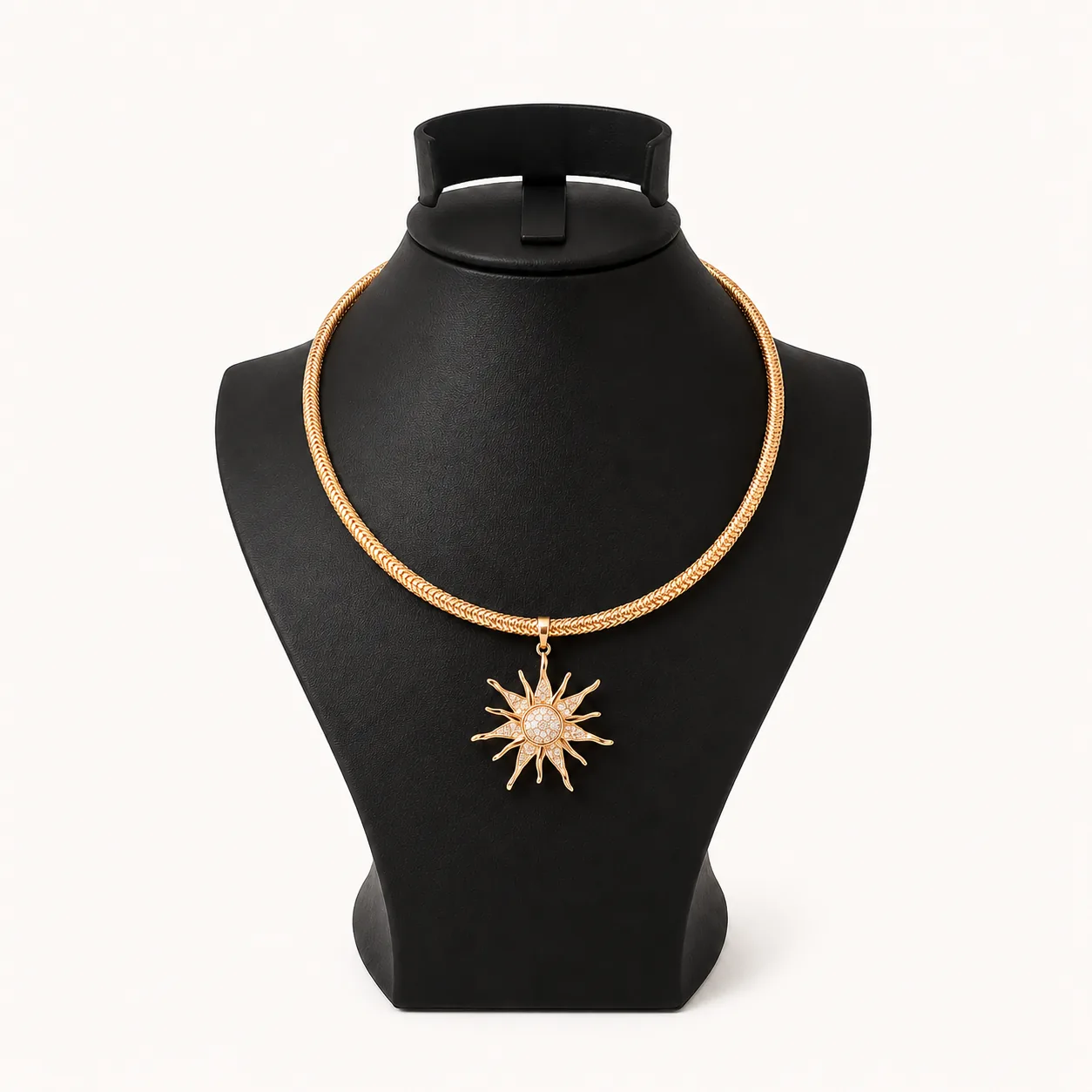 Collier maille dorée — pendentif soleil strass