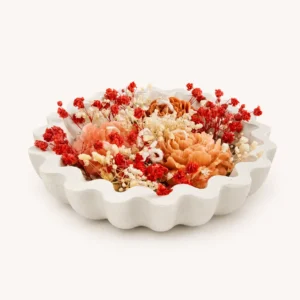 Composition fleurie — coupe festonnée, roses & baies