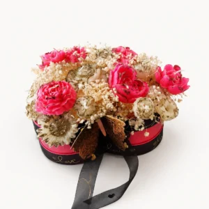 Boîte à fleurs ronde Love garnie de roses fuchsia et de gypsophile