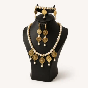 Parure perles blanches & médaillons pendants