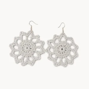 Boucles d'oreilles au crochet en mandala ajouré gris perle