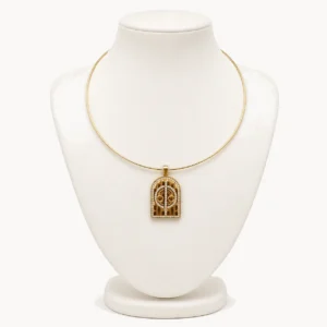 Collier jonc doré à pendentif arche serti de cristaux