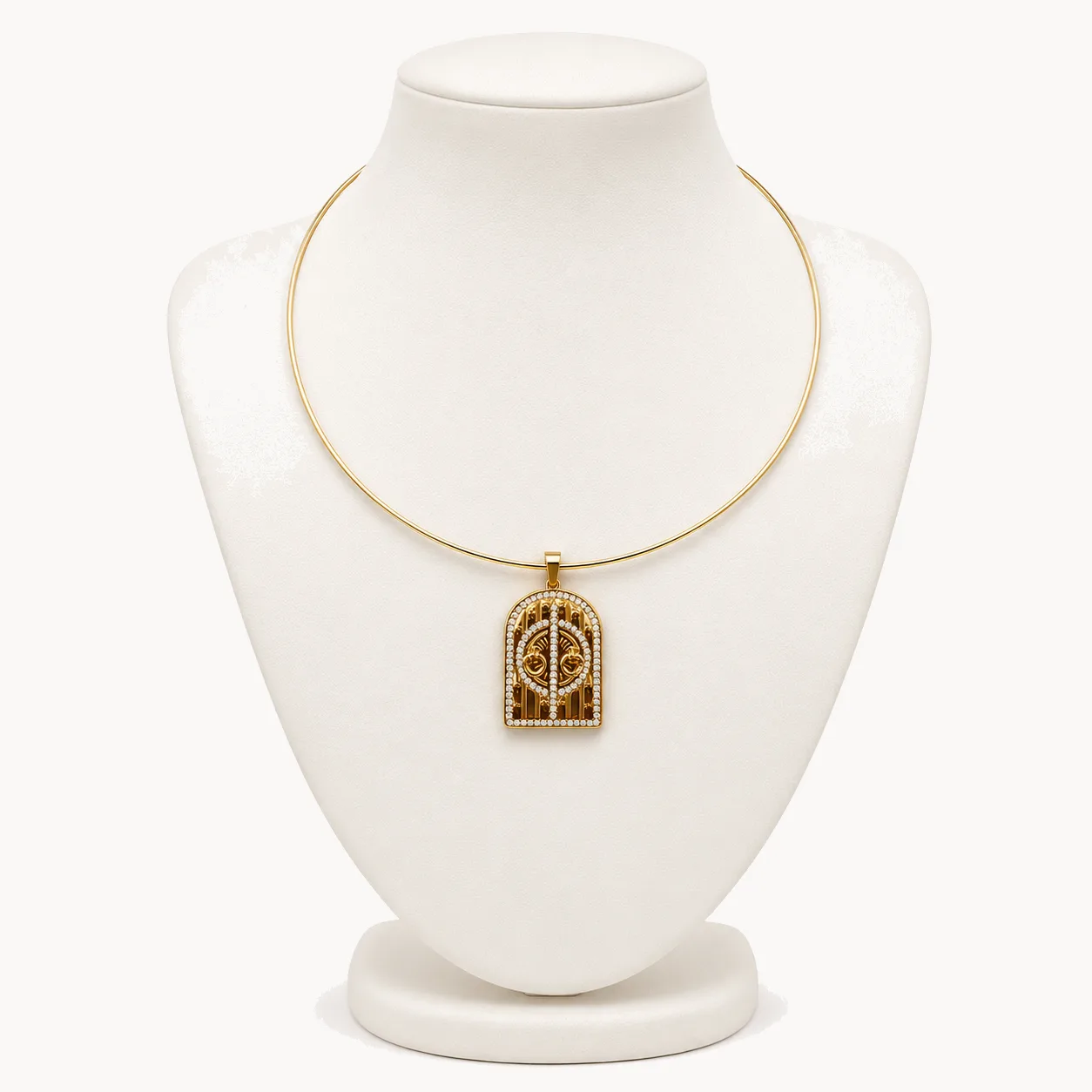 Collier jonc doré à pendentif arche serti de cristaux