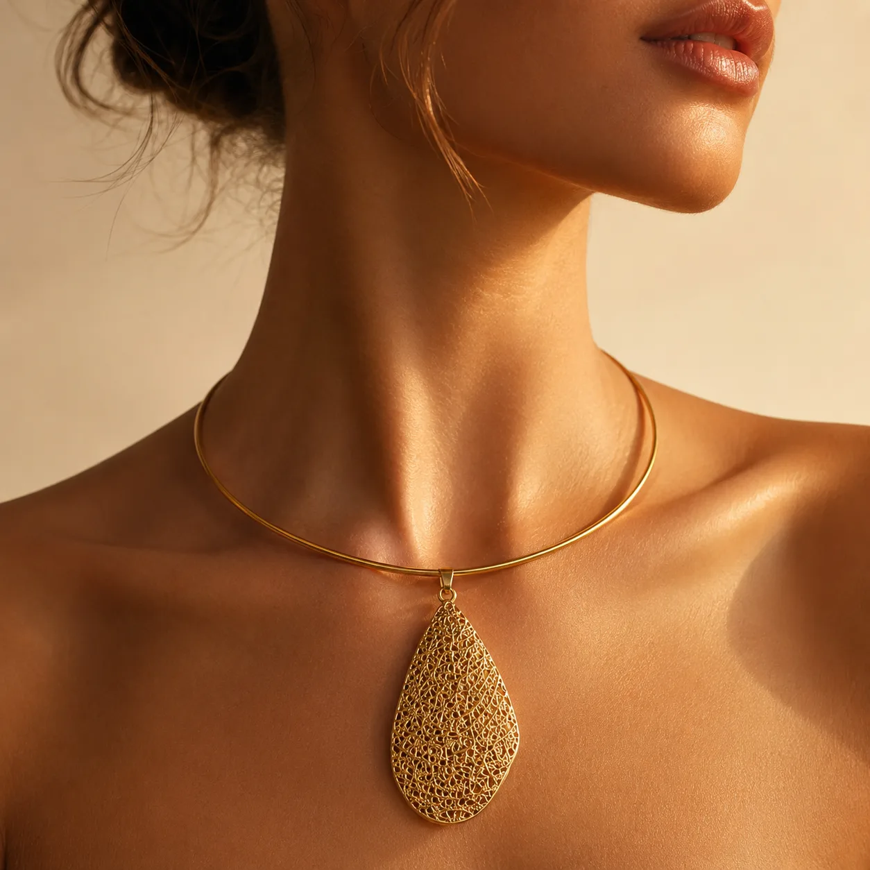 Collier jonc — pendentif goutte filigrane, doré