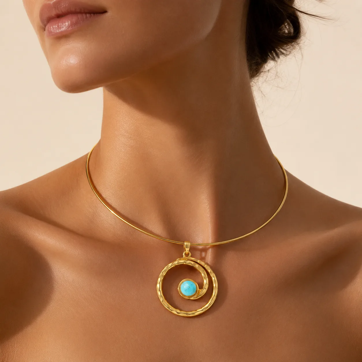 Collier ras-de-cou doré — pendentif spirale & turquoise
