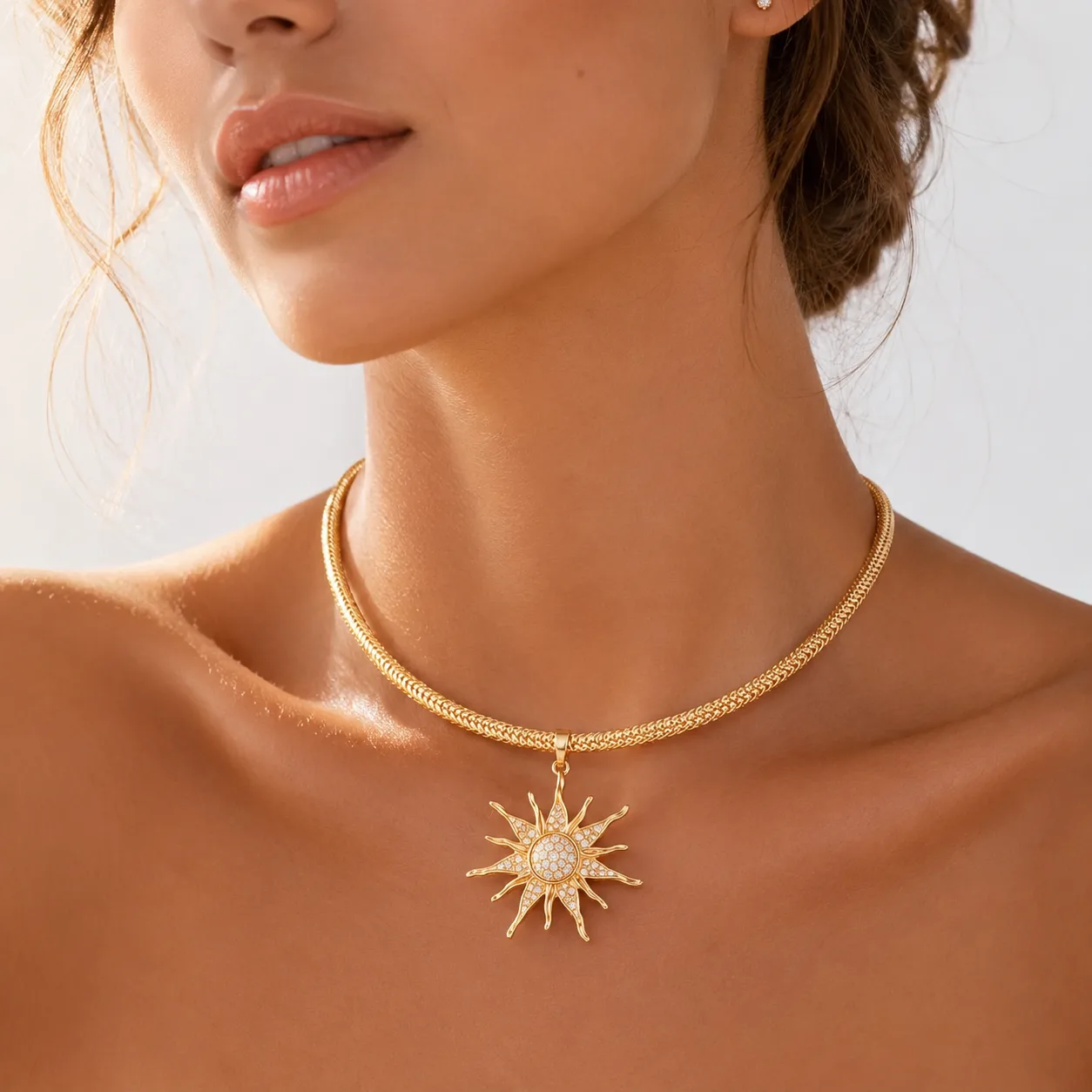 Collier maille dorée — pendentif soleil strass