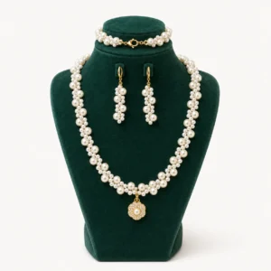 Parure collier, bracelet et boucles en perles blanches à médaillon