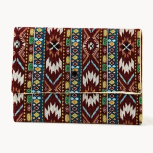 Pochette en jacquard à motif aztèque bordeaux et bleu, rabat
