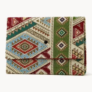 Pochette en jacquard à motif aztèque rouge, vert et bleu, rabat