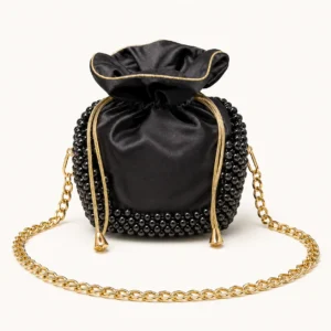 Sac bourse en satin noir à base perlée et chaîne dorée