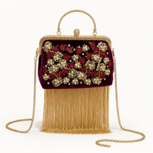 Sac de soirée en velours bordeaux brodé de perles à frange dorée