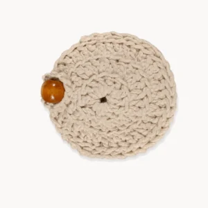 Porte-monnaie rond au crochet en cordon de coton écru, fermé par une perle de bois