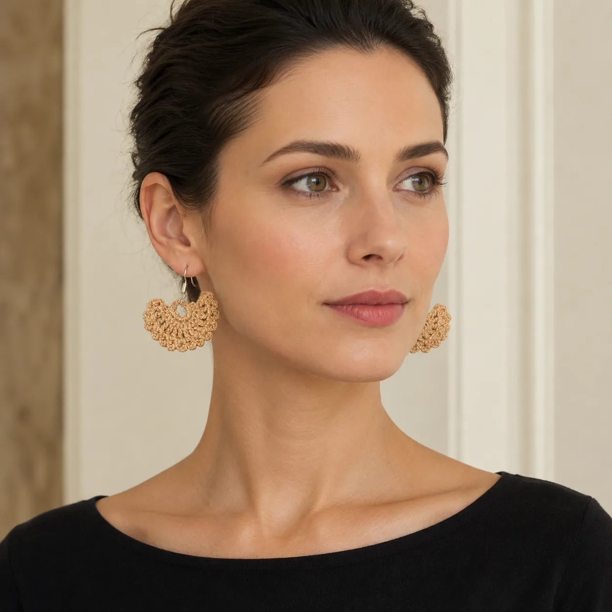 Boucles d'oreilles au crochet éventail camel portées