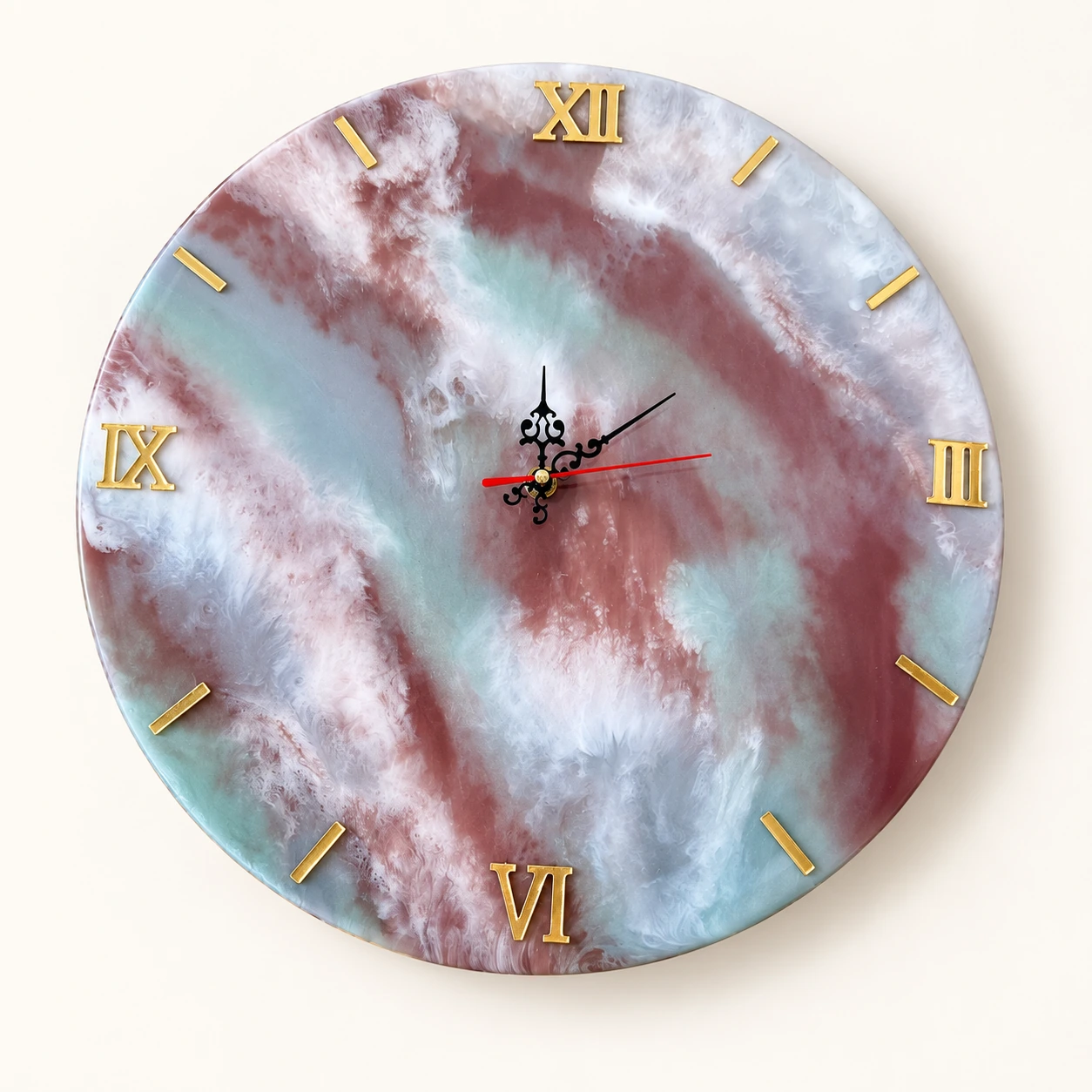 Horloge en résine — rose poudré, blanc & vert d’eau sur fond ivoire
