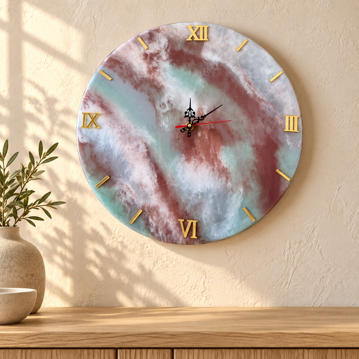 Horloge en résine — rose poudré, blanc & vert d’eau en mise en situation