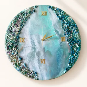 Horloge en résine — blanc & vert, pierres semi-précieuses sur fond ivoire