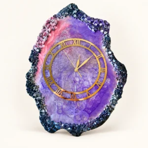 Horloge en résine — violet & rose, contours minéraux sur fond ivoire