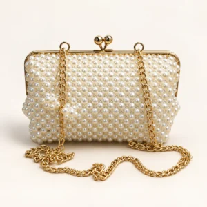 Sac rectangulaire en perles blanches — fermoir & chaîne dorés sur fond ivoire