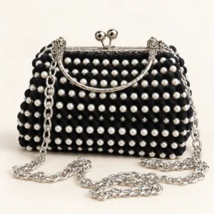 Sac en perles blanches & noires en velours — finitions argentées sur fond ivoire