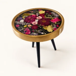 Table d’appoint en résine — fleurs séchées sur fond noir sur fond ivoire
