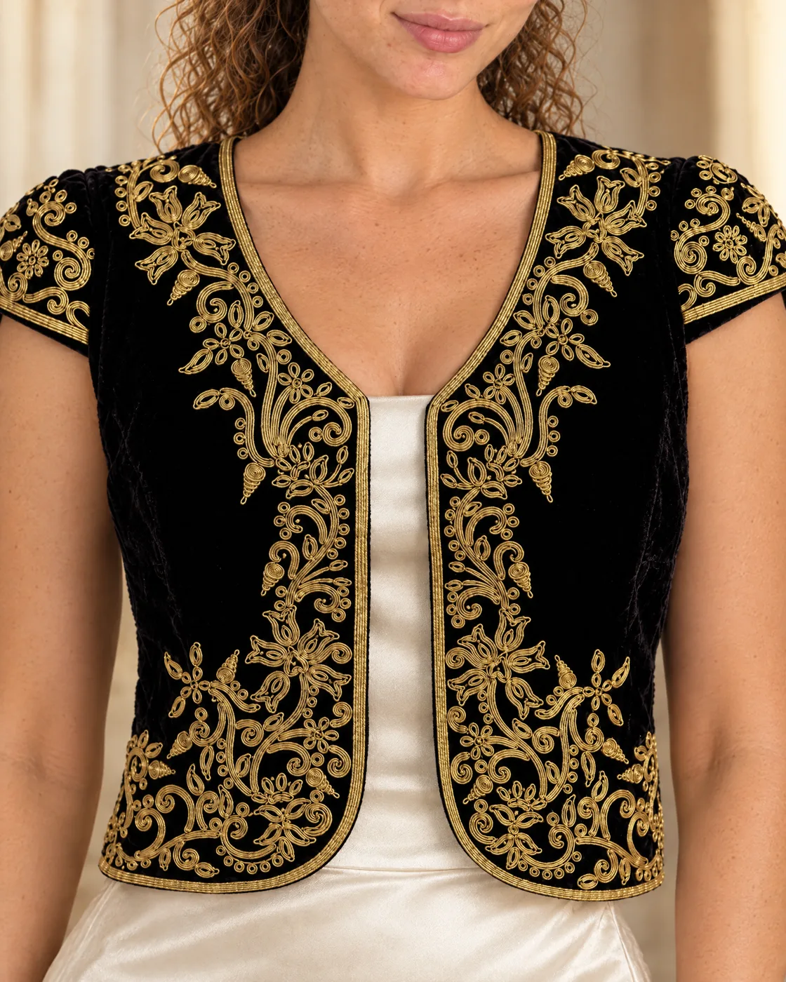 Boléro brodé fil doré — détail porté