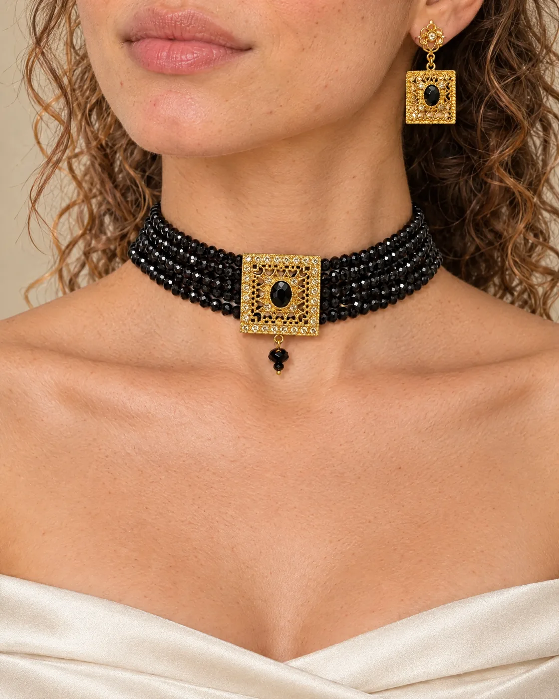 Choker cristal noir & or — porté de près, pour la taille