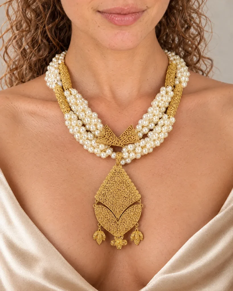Collier plastron doré — porté de près, pour la taille