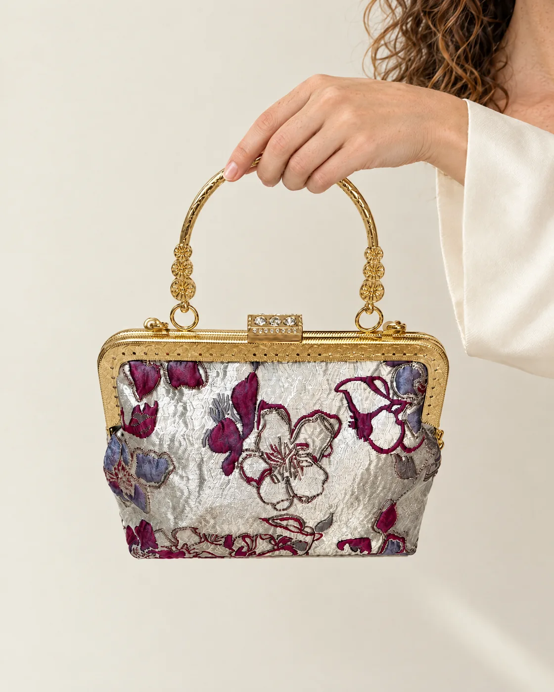 Pochette en brocart fleuri à chaîne — en main, pour la taille