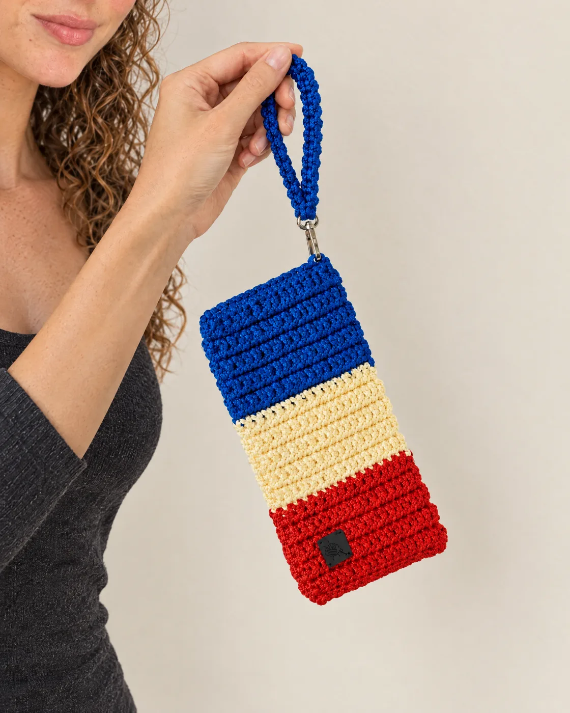 Pochette téléphone au crochet à dragonne — en main, pour la taille