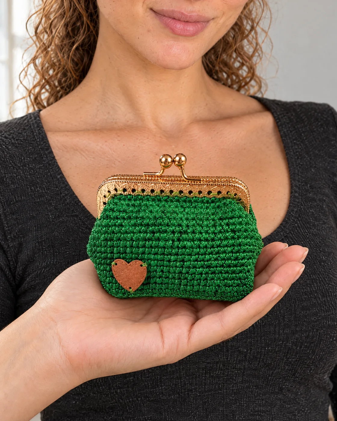 Porte-monnaie au crochet à fermoir doré — en main, pour la taille