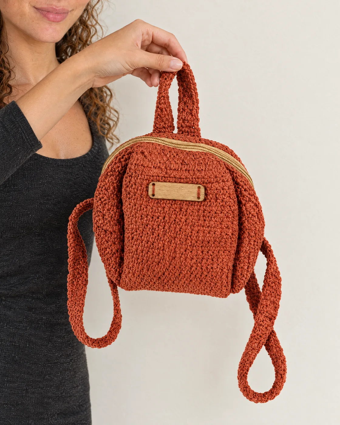 Petit sac à dos au crochet — en main, pour la taille