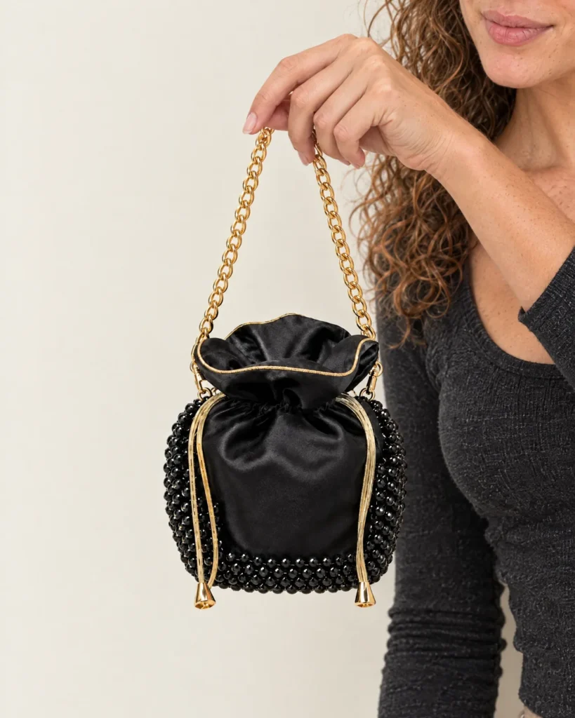 Sac bourse en satin noir perlé — en main, pour la taille