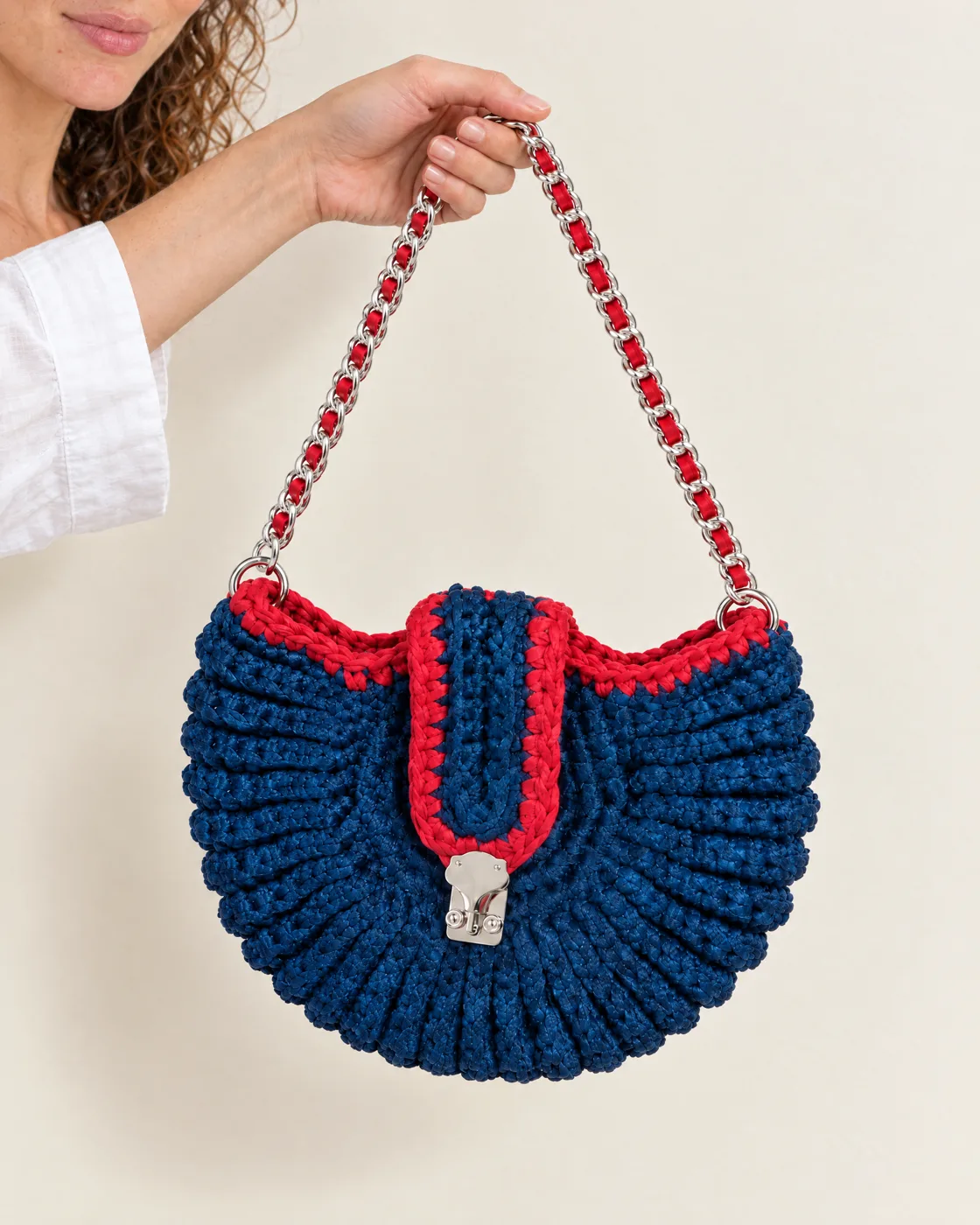 Sac coquillage au crochet, bandoulière chaîne — en main, pour la taille