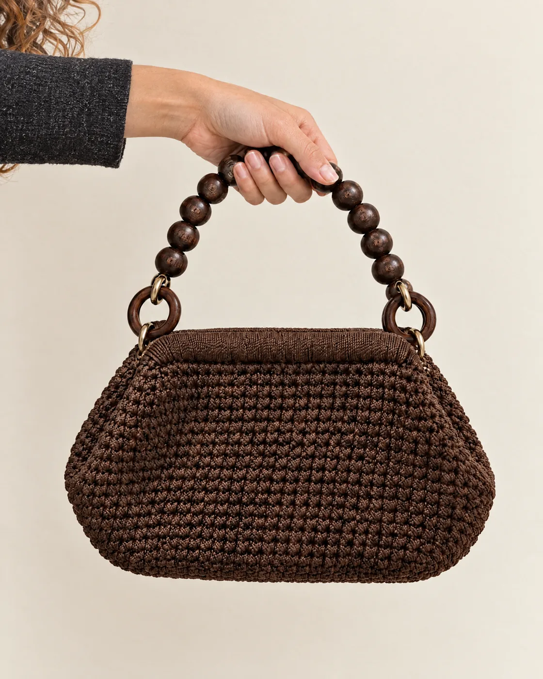 Sac pochette au crochet, anse de perles de bois — en main, pour la taille