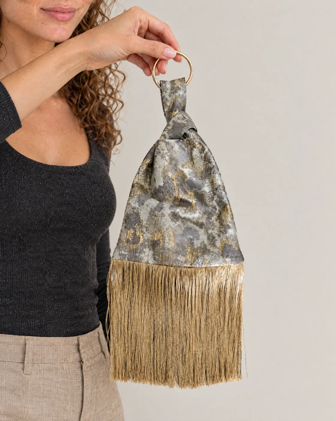 Sac en tissu effet marbré — en main, pour la taille