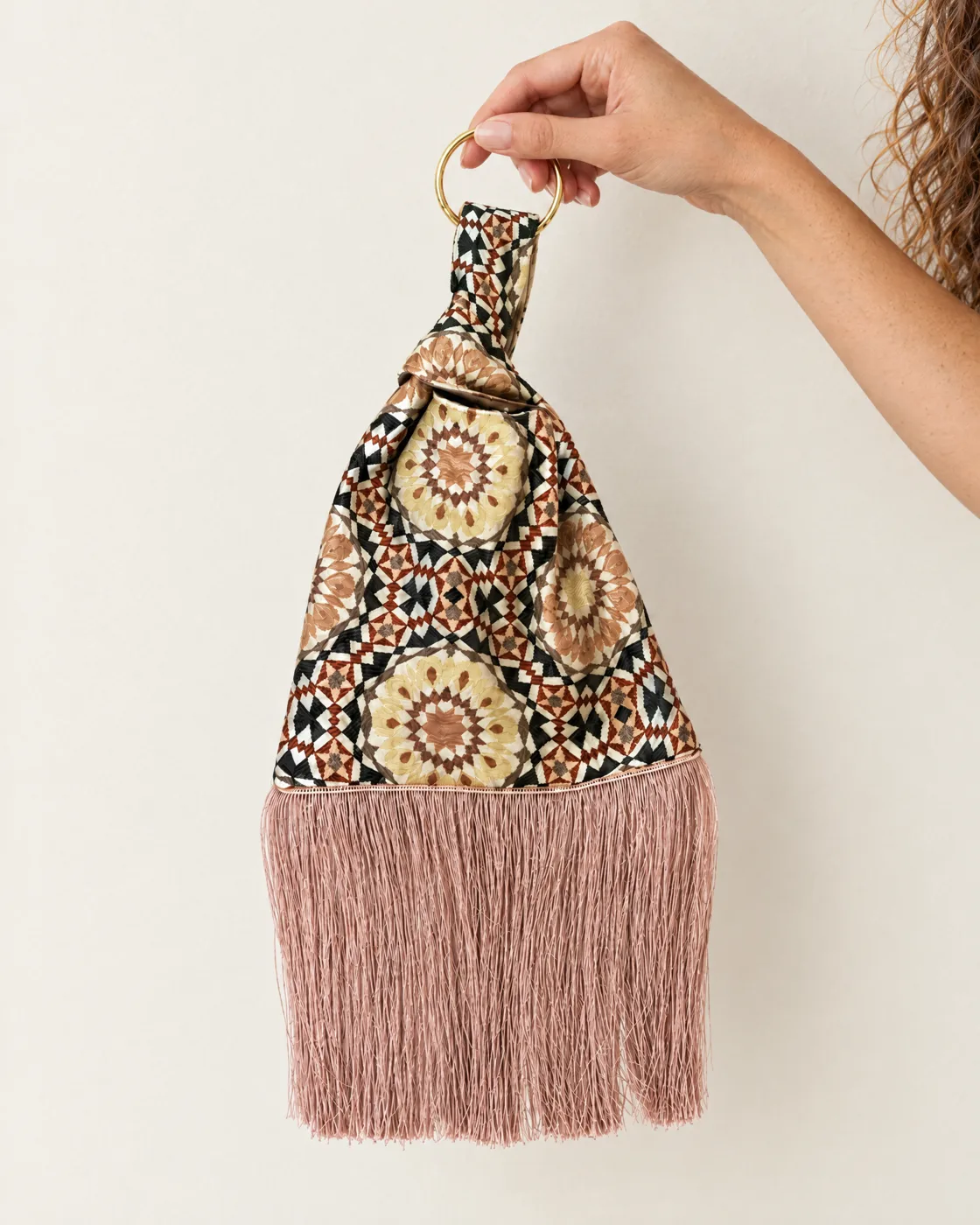 Sac en tissu motif rosace — en main, pour la taille